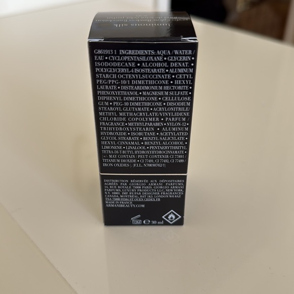 Giorgio Armani Luminous Silk Foundation - Shade 5.25 - Picture 6 of 11